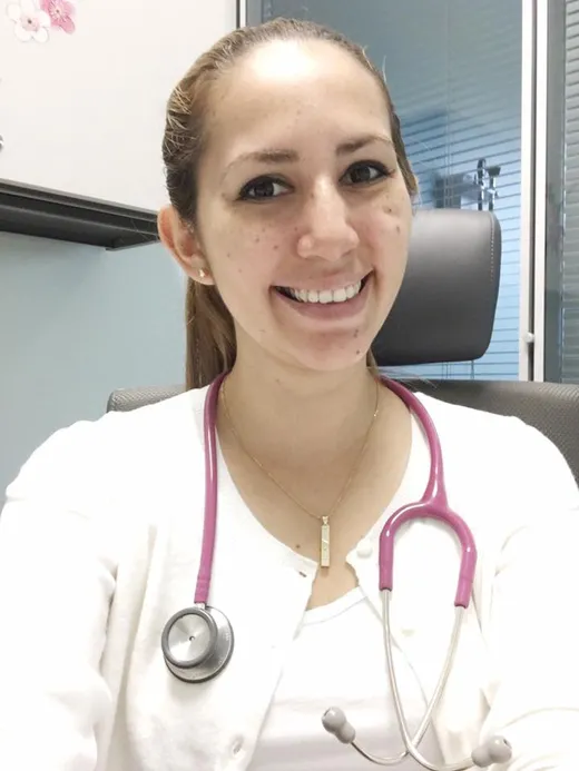 Dra. Mariela Chavarría Montero con su estetoscopio
