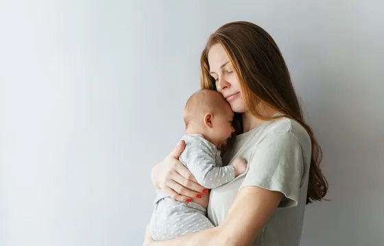 Mamá abrazando a su bebé